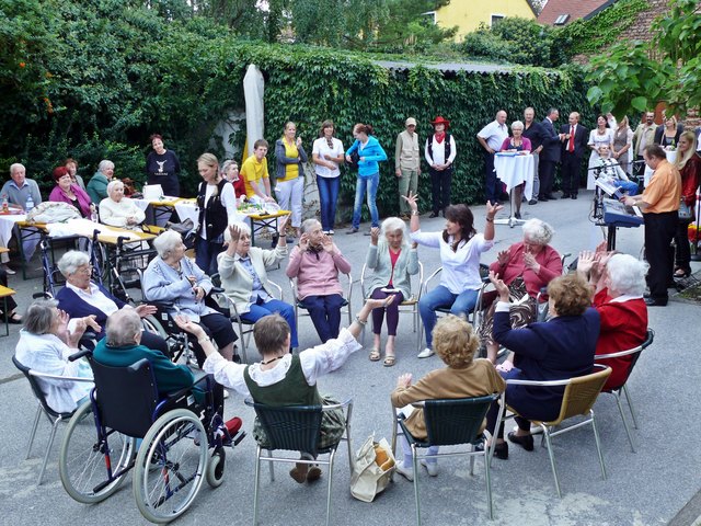 Die Bewohnerinnen singen mit Seniorenbetreuerin Doris ein fröhliches Lied.