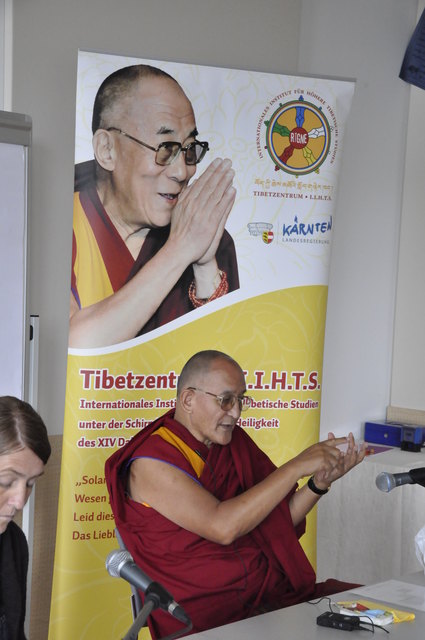 Geshe Jampel Senge beim Vortrag