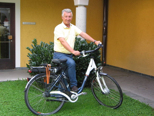 Hallwangs Bürgermeister Mödlhammer hat sich das Gemeinde E-Bike schon ausgeliehen und war begeistert.