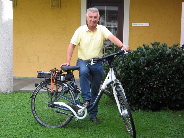 Hallwangs Bürgermeister Mödlhammer hat sich das Gemeinde E-Bike schon ausgeliehen und war begeistert.