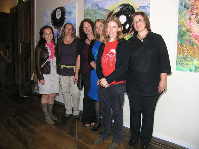 Die Künstlerinnen Angelika Thon, Renate Krammer, Marlene Stoißer, Cym mit Angelika Neuhold (l.) und Annabella Dietz (r.).