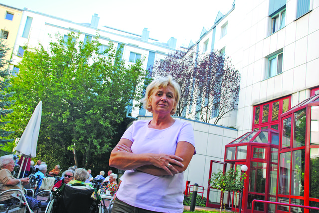 Anneliese Laier, Heimleiterin, im Innenhof des Pensionistenwohnheims Margareten: „Die Vorwürfe sind haltlos.“