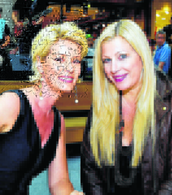Modelcoach Edith Reitzl und Modelscout Elvyra Geyer beim Finale des WOCHE-Bewerbs „new face 2011“ im Villacher Atrio | Foto: Modelschule