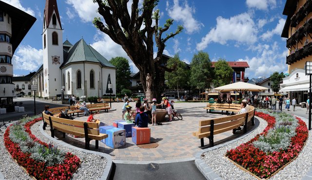 Erst vor wenigen Wochen wurde der Seefelder Dorfplatz mit der Pappel in der Mitte seiner Bestimmung übergeben.