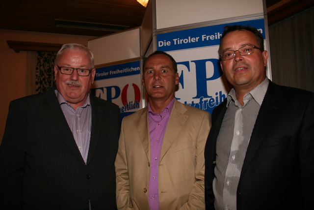 Landesobm. Hauser gratuliert Wurm und Obm.-Stv. Wolfgang Härting aus Telfs.