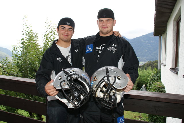 In der Region Telfs tut sich viel in Sachen American Football! Der junge Telfer Patrick Auer (li.) ist auf den Sprung ins Juniorenteam bei den Swarco Raider´s und hat reelle Chancen, ins Nationalteam für die WM 2012 in Amerika einberufen zu werden. Der Wildermieminger Reinhard Pardeller ist bereits im Kampfteam der Raiders, feierte Eurobowl-Siege!
