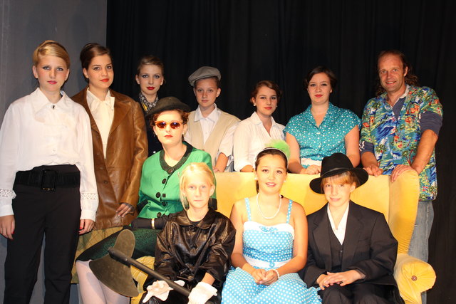 Die Next Generation der Theatergruppe Oberhofen mit Autor und Regisseur der „7 Schlüssel“ Florian Adamski.