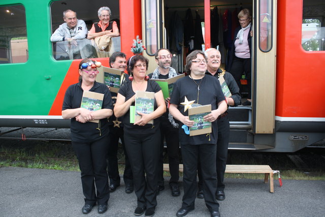 Weihnachtsstimmung auf der Gleichenberger Bahn. Der "Theater am Zug" Chor stimmte bei der Wende ein Weihnachtslied an.