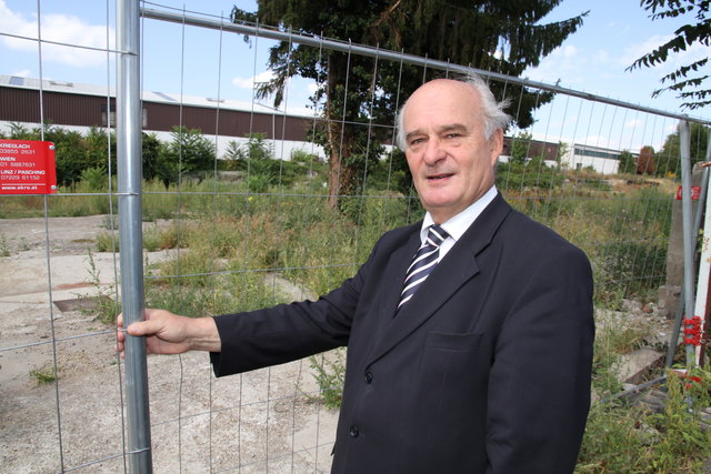 VP-Bezirkschef Adi Tiller vor der versperrten Baustelle: „Durch den Stopp gehen wertvolle Arbeitsplätze verloren!“