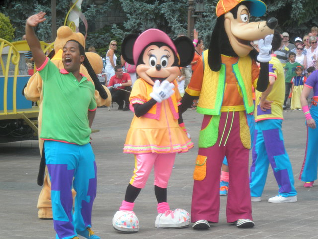 Minnie Mouse & Goofy. e