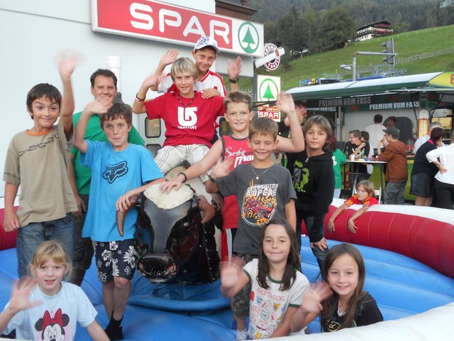 Gute Stimmung herrschte beim 1. Rodeo-Bullen-Reitturnier in Kirchdorf, bei dem die jüngsten Besucher im Jugendwettbewerb ihren Champion kürten