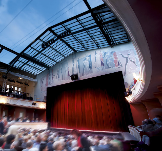 Die Sommerarena 2011 konnte sich nicht über fehlende Frequenz beklagen – trotz nicht-sommerlicher Verhältnisse. | Foto: Bühne Baden