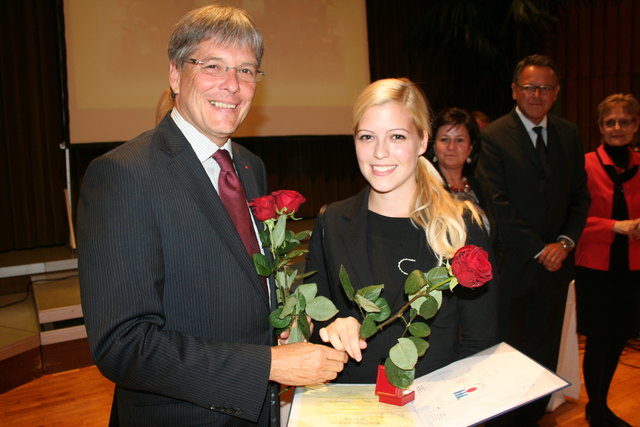 LHStv. Peter Kaiser gratuliert Verena Tazoll zum efolgreichen Abschluss der diplomierten Gesundheits- und Krankenpflegeausbildung.