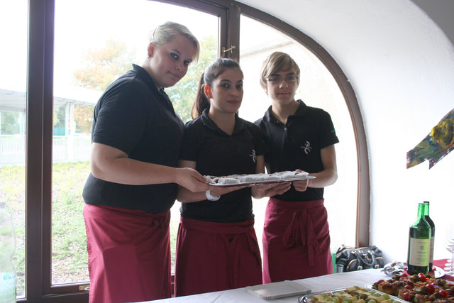 Cornelia, Ebru und Fabian vom Chance plus-Projekt "Theater am Steg" sorgten für kleine kulinarische Häppchen bei der Vernissage.