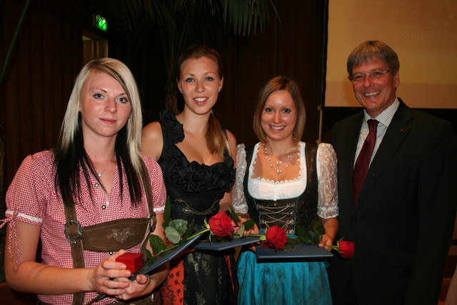 LHStv. Peter Kaiser freut sich mit drei frisch gebackenen diplomierten Gesundheits- und Krankenpflegerinnen.