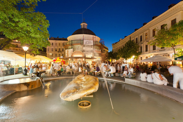 Der Josefsplatz im Glanze der Partynacht „Baden in weiss“ 2011: Man erhofft sich zukünftig noch mehr Gäste. | Foto: Rainer Mirau