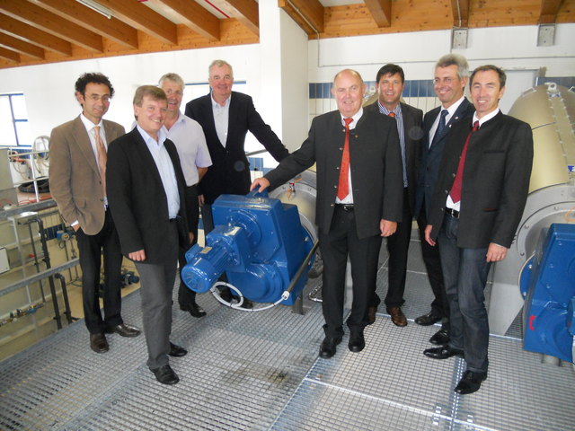 BH Dr. Michael Berger, die Bürgermeister BR Hans Schweigkofler, Ernst Schwaiger und Josef Grander, AWV-Obmann Helmut Burger und GF Hans Seiwald, Dr. Stefan Wildt (Tiroler Landesregierung, Abt. Wasserwirtschaft) und Planer DI Michael Wagner bei der Inbetriebnahme der neu adaptierten Abwasser-Reinigungsanlage in Erpfendorf