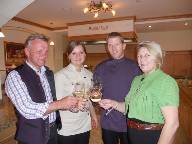 Die ausgezeichnete „Jungköchin“ Barbara Brunschmid ( 2.v.li.) mit Herfried, Markus und Maria Unterrainer vom Vital-Hotel Berghof in Erpfendorf