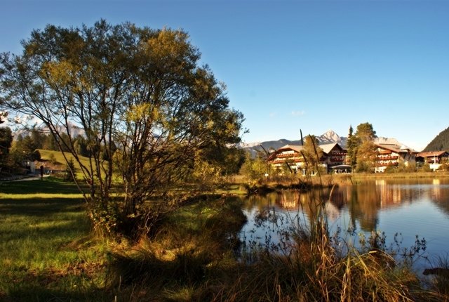 Am Wildsee in Seefeld in Tirol ist diese einzigartige Herbstfotografie entstanden.