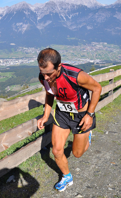 Der Sieger im Laufbewerb Gerhard Baldemair (SV Rinn) knapp vor dem Ziel auf der Aldranser Alm. Foto:(c) Skamen