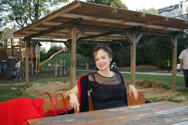 Regina Hofer im Alfred-Grünwald-Park, den sie mit einer Bürgerinitiative erkämpfte.