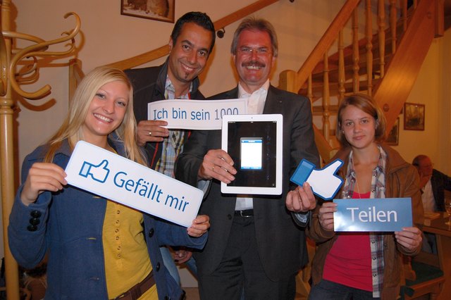 Carlo Wilfing mit seinen facebook-Freunden Eva-Maria Gugganeder, Michael Scheiber und Katharina Urban.Foto: Reitner