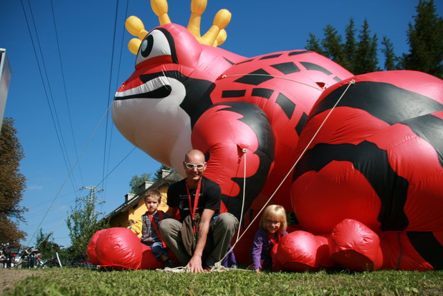 Froschfans: Am Tag der offenen Tür wurden den Besuchern interessante Einblicke geboten. Im Bild: Erdal-Besucher Matthias Kreuzer mit Lukas und Leonie hatten viel Spaß.