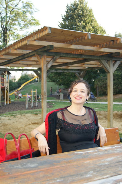 Regina Hofer im Alfred-Grünwald-Park, den sie mit einer Bürgerinitiative erkämpfte.