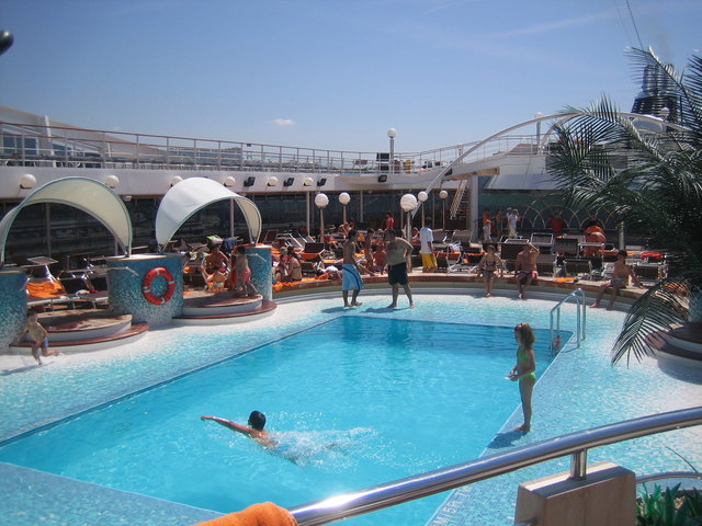 Pool auf der MSC Musica