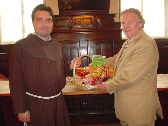 Pater Gottfried Wegleitner und KR Erwin Fellner mit dem Geschenkkorb.