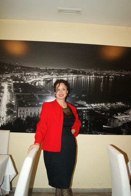 Neapel an der Wand, Pizza am Teller - Regina Hofer im Ritorante Papá Sabino.