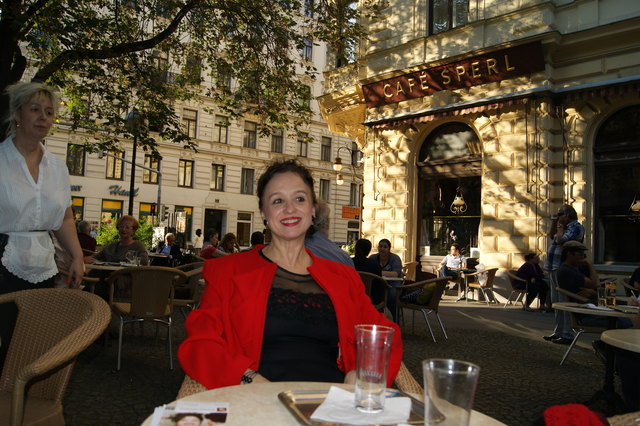 Regina Hofer genießt die letzten sonnigen Tage im Gastgarten des Café Sperl.