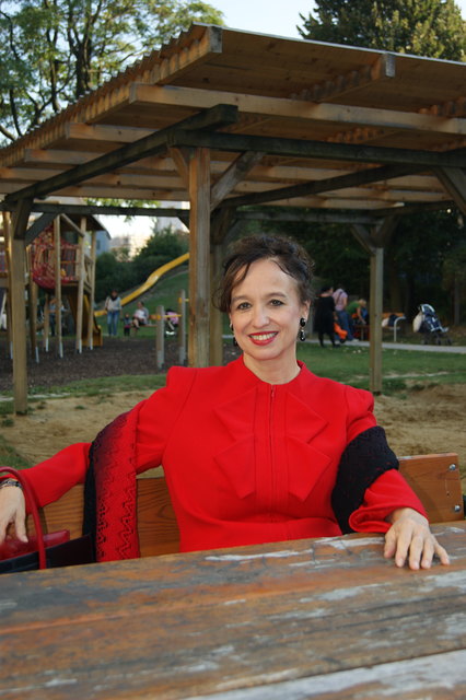 Regina Hofer im Alfred-Grünwald-Park, den sie mit einer Bürgerinitiative erkämpfte.