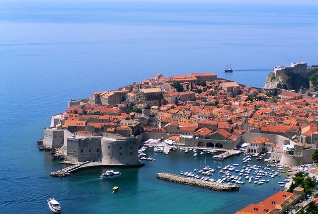 Dubrovnik, Perle der Adria. Die Harmonikaspieler geben ein Platzkonzert. Außerdem wird ein Weltrekordversuch für das Guiness Buch der Rekorde unternommen.