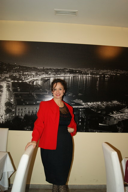 Neapel an der Wand, Pizza am Teller - Regina Hofer im Ritorante Papá Sabino.