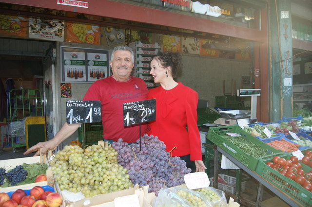 Frisches Obst und Gemüse kauft Regina gerne bei Ömer Karabacak am Naschmarkt.