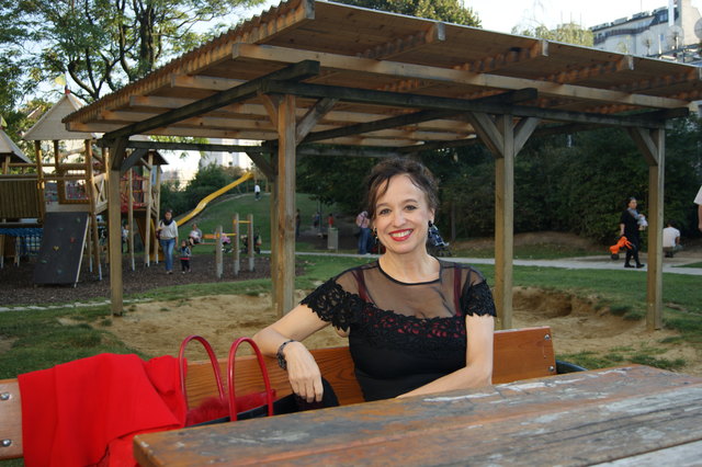 Regina Hofer im Alfred-Grünwald-Park, den sie mit einer Bürgerinitiative erkämpfte.