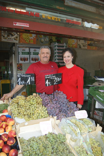 Frisches Obst und Gemüse kauft Regina gerne bei Ömer Karabacak am Naschmarkt.