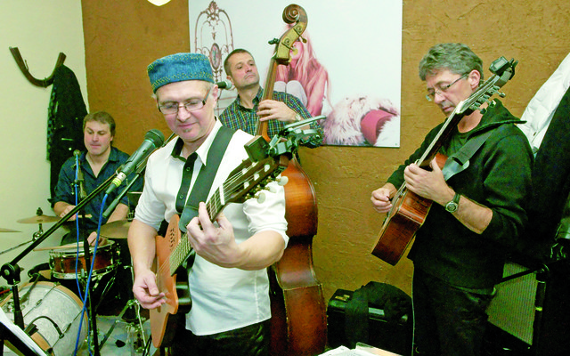 Am Start: Wilhelm Vranovsky (li.) aus Penzing – Bandgründer von Fisherman and Friends – hier bei einem Konzert im „room27“.