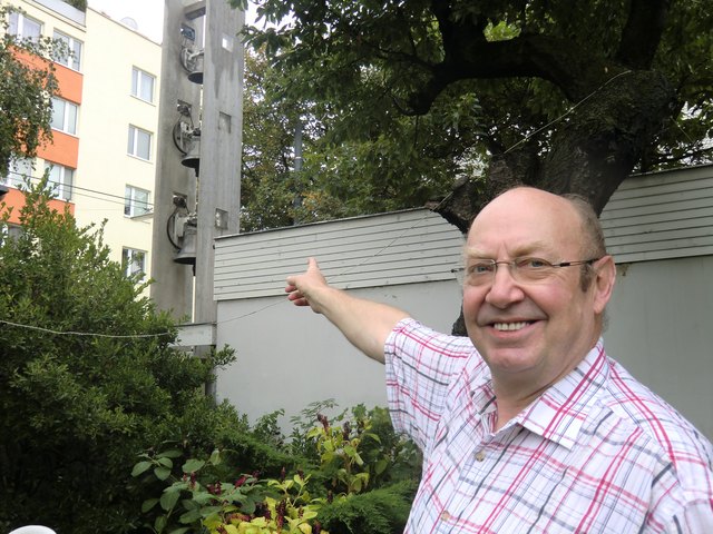 Von seinem Garten sieht Sepp Lagger direkt auf den Turm der evangelischen Glaubenskirche in der Braunhubergasse 20.