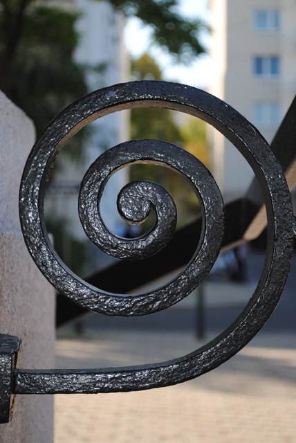 Spiralförmig geschwungendes Detail des Geländers beim Aufgang in die Pfarre Alt-Ottakring.
