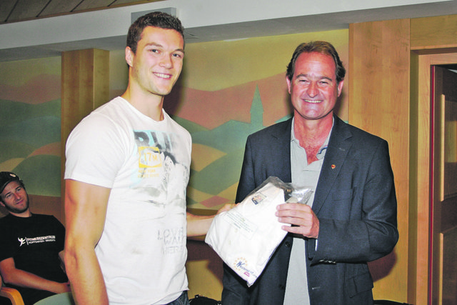 Bürgermeister Toni Margreiter verabschiedete Thomas Zass (li.). | Foto: VC Klafs