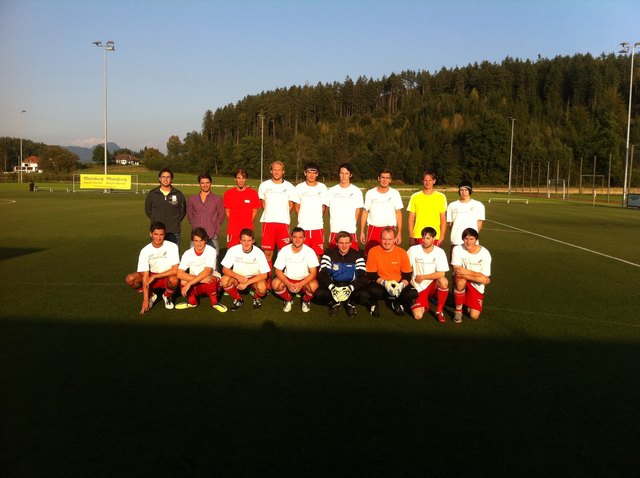 SC Launsdorf-Trainer Roland Mick (hinten, li.) konnte zuletzt mit seiner Mannschaft einen 4:1-Sieg gegen SV Moosburg feiern
