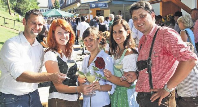 Im Kellergassl von Tieschen hatten die Weinbauern wieder das Beste aus Keller und Küche für die vielen Gäste vorbereitet.        Foto: WOCHE