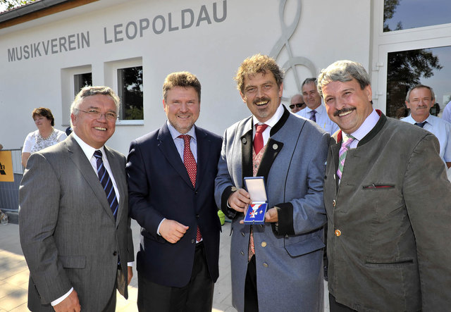 Bezirkschef H. Lehner, Wohnbaustadtrat M. Ludwig, C. Entner vom Musikverein Leopoldau und Blasmusik-Vize W. Findl. | Foto: PID