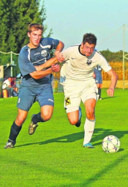 Das Schusspech klebte Daniel Haas (r.) in Frannach bei seinen Chancen am Stiefel. Gnas bleibt nach 0:0 aber Tabellenführer. Foto: WOCHE