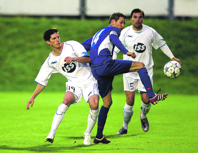 Fohnsdorf-Kapitän Rene Zisser (Mitte) im Duell gegen die Knittelfelder Florian Dinhopel (l.) und Daniel Agachi
