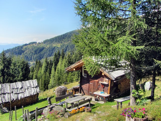 an netten kleinen Hütten vorbei