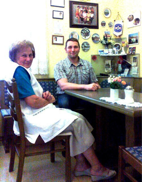 Ludmilla Pachernegg mit Sohn Markus am Damenstammtisch