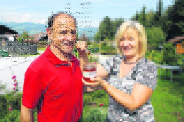 Das schmeckt gut! Auf dem Frühstückstisch von Brigitte und Franz Sniedl darf ein Glas Honig natürlich nicht fehlen